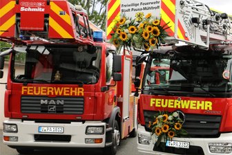 Pausaer Feuerwehr verkauft alte Drehleiter - Links die alte und rechts die neue Drehleiter.