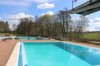 Pausaer Freibad erhält eine Kur: Das ist geplant - Das Schwimmer- und Sprungbecken im Pausaer Freibad steht vor der Sanierung.