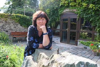Pausaer Heimatverein ist mit einem vollen Programmkalender und einem großen Vorhaben ins Jahr 2026 gestartet - Katrin Löwe im Malzhof mit Garten. Im Hintergrund der Malzkeller.