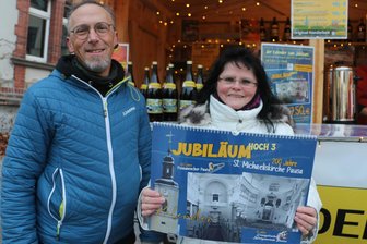 Pausaer Kalender erinnert an drei Jubiläen - Birgit Hupfer und Thomas Weigelt zeigen den Kalender.