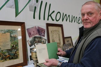 Pausaer Kaninchenzüchter setzen jetzt auch auf Geflügel - Steffen Petzoldt zeigt historische Dokumente.