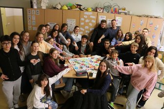 Pausaer Oberschule empfängt Schüler aus Italien, Spanien und der Türkei - Ein Kunstprojekt mit Symbolwirkung. Alle Hände bunt auf einem Plakat.