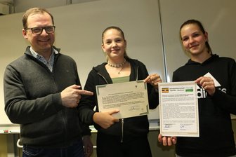 Pausaer Oberschule hat in Afrika Sachsens erste Schulpartnerschaft mit Uganda unterzeichnet - Schulleiter Sebastian Herda, Liska Dreyhaupt und Christina Rudel zeigen die Partnerschaftsurkunde.