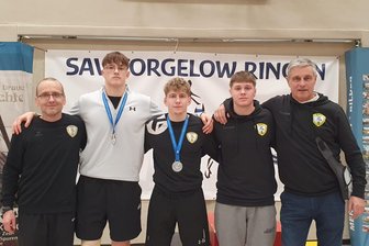 Pausaer Ringernachwuchs glänzt in Torgelow und Greiz - Die Pausaer Delegation bei den Norddeutschen Meisterschaften in Torgelow: (von links) Dirk Wagner, Konrad Schütz, Sebastian Wagner, Max Schmalfuß und der KSV-Vorsitzende Ulrich Leithold.