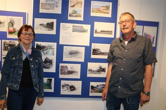 Pausaer Schau zur Eisenbahngeschichte nochmal geöffnet - Ute Arnold vom Heimatverein und Michael Strobel von den Modelleisenbahnern in der Ausstellung zur Eisenbahngeschichte.