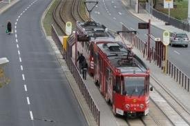 Pausaer Straße nach Sanierung: Asphalt zu laut? - Der Asphalt liegt erst seit wenigen Wochen, sorgt aber schon für Stadtgeflüster: Ist er lauter als früher? Echter Flüsterasphalt kam für die Pausaer übrigens nicht infrage, weil der erst ab Tempo 60 wirkt.