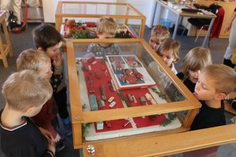 Pausaer Teddys und Feuerwehr letztmalig zu sehen - Die Ausstellung „Feuerwehr trifft Teddybär“ im Pausaer Heimateck.