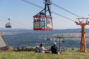 Pause für Attraktionen am Fichtelberg - Schwebebahn und Vierer-Sessellift am Fichtelberg sind derzeit nicht in Betrieb.