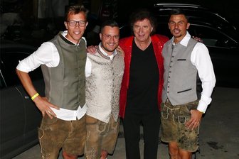 Pause und Neuausrichtung: Wie es mit dem Börnichener „Oktoberfetzt“ weitergeht - Wie viele Besucher ließen es sich auch die Gastgeber Julian Helwig und Andy Richter (von links) sowie Martin Trinks (rechts) ein Erinnerungsfoto mit Olaf dem Flipper nicht entgehen.