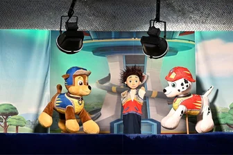 Paw Patrol zum Einsatz in Oelsnitz - und Familien kommen scharenweise - Paw Patrol, die Helfer auf vier Pfoten. Mit dabei waren natürlich Chase, Ryder und Marshall (von links).