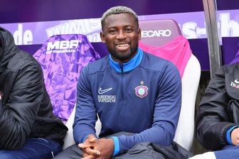 Pech beim Debüt: Erzgebirge Aue muss wochenlang auf Jamilu Collins verzichten – Er hat dennoch Großes vor - Jamilu Collins freute sich über sein Debüt im lila-weißen Trikot. Nun muss er einen Rückschlag einstecken.