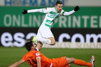 Pech, Blackout, Abwehrpatzer: Aue unterliegt 0:3 in Fürth - Branimir Hrgota erzielt seinen zweiten Treffer zum 2:0 für die Fürther. Aues Ognjen Gnjatic (vorn) kann es nicht mehr verhindern.