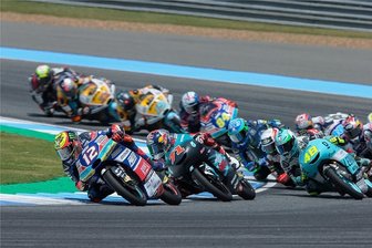 Pech in der Schlussrunde für sächsisches Team - Marco Bezzecchi (links vorn) führte das Rennen in der Moto3-Klasse zeitweise an, konnte aber im Kampf um den WM-Titel am Ende keine Punkte mitnehmen.