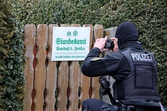 Pecher-Familienstreit: Zwangsräumung - Waltraud Pecher wird der Reichsbürgerszene zugeordnet. Dieses Schild am Gartentor ist ein Indiz dafür.
