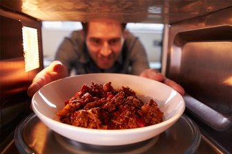 Pechvogel doppelt gestraft: Erzgebirger muss nach Mikrowellenbrand zahlen - Das Erwärmen eines Snacks und die Folgen davon kommen einen Erzgebirger teuer zu stehen.