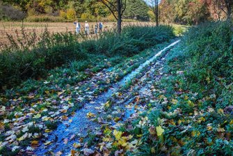 Pedalritter zwischen Flöha und Erdmannsdorf kämpfen gegen den Schlamm auf dem Zschopautalradweg - Gut zu erkennen: Der Rad-Wanderweg zwischen Erdmannsdorf und Flöha ist kurz vor dem Bahnübergang total aufgeweicht und kaum nutzbar. Die Spaziergänger weichen auf das angrenzende Feld aus - dorthin, wo der Weg früher verlief. 