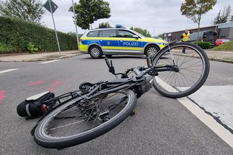 Pedelec-Fahrer im Erzgebirge von Pkw erfasst und verletzt - Ein Pedelec-Fahrer wurde bei einem Unfall in Lugau verletzt.