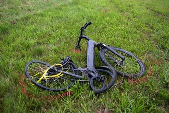 Pedelec-Fahrerin bei Unfall in Helbigsdorf tödlich verletzt: Wie ist der Stand der Ermittlungen? - Bei einem schweren Unfall in Helbigsdorf ist am 31. Juli eine Pedelec-Fahrerin tödlich verletzt worden. 