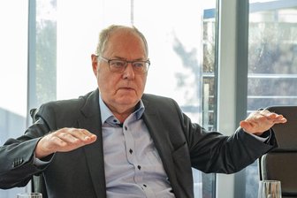 Peer Steinbrück über Olaf Scholz, Christian Lindner und den Bruch der Ampelkoalition: Angela Merkel hätte das nicht gemacht - Bilckt kritisch auf den Schlagabtausch zwischen Olaf Scholz und Christian Lindner: Peer Steinbrück im Interview.