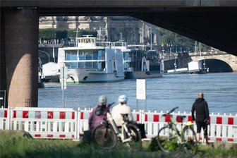 Pegel der Elbe in Dresden fällt: Wie nun weiter mit der Carolabrücke – und den übrigen Sorgenkindern? - Durch die teils eingefallene Carolabrücke hindurch blicken Passanten Richtung Dresdner Altstadt. Die Elbe hat den Höchststand nun überschritten.