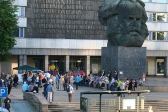 Pegida: Demo und Gegendemo am Marx-Manument - Rund 100 Menschen nahmen an der Kundgebung eines Ablegers der islamfeindlichen Pegida-Bewegung teil.