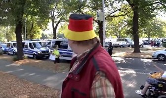 Pegida-Demonstrant verlässt den Polizeidienst -