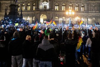 Pegida, die Blinden und der Elefant - Das glanzvolle Dresden als Bühne: Rund 5500 Teilnehmer demonstrierten am 24. November 2014 mit leuchtenden Mobiltelefonen auf dem Theaterplatz vor der Semperoper. Von Beginn an inszeniert sich Pegida bevorzugt vor historischer Kulisse. Sozialforscher gehen davon aus, dass die Verbreitung machtvoller Bilder nicht nur propagandistisch nach außen, sondern auch stabilisierend auf die Bewegung nach innen wirkt.