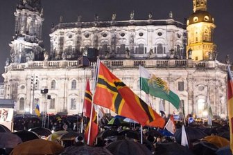 Pegida erklären mit Helmut Kohl - Vor der Katholischen Hofkirche versammelten sich am Montag im Regen einige Tausend Anhänger von Pegida. Der Zuspruch war geringer als in den vergangenen Wochen.