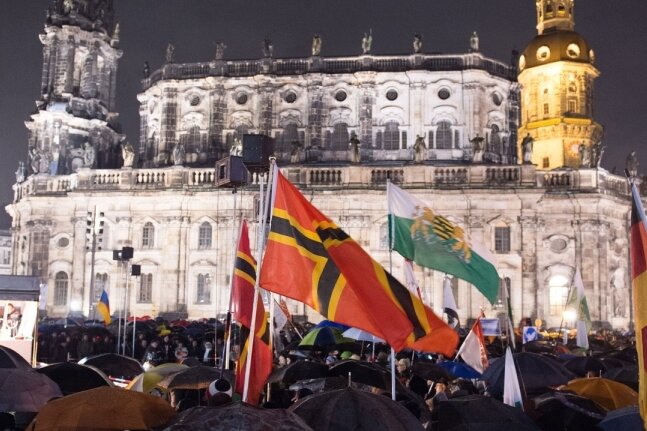 Pegida erklären mit Helmut Kohl - Vor der Katholischen Hofkirche versammelten sich am Montag im Regen einige Tausend Anhänger von Pegida. Der Zuspruch war geringer als in den vergangenen Wochen.