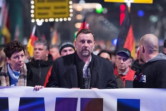 Pegida-Gründer Lutz Bachmann verkündet das Ende der Straßenproteste - Pegida-Mitbegründer Lutz Bachmann (M) geht am 07.12.2015 während einer Kundgebung 2015. In der kommenden Woche soll letztmals ein derartiger Straßenprotest stattfinden.
