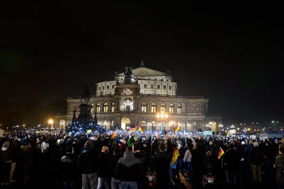 Pegida - oder: Die Welle - Leuchtende Mobiltelefone statt Fackeln: "Patriotische Europäer gegen die Islamisierung des Abendlandes" vor der Semperoper in Dresden.