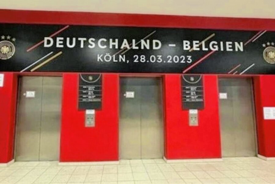 Peinliche Panne beim DFB: Banner-Fehler vor Spiel Deutschland gegen Belgien - Der VIP-Fahrstuhl im Kölner Stadion. 