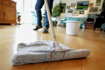 Peinliche Panne im Vogtlandkreis: Millionenauftrag für Schulreinigung vorerst geplatzt - Eine Reinigungskraft putzt mit einem sogenannten Aufnehmer den Boden. Im Vogtlandkreis sollten Aufträge für sieben Schulen vergeben werden. Doch die Verwaltungsvorlage ist fehlerhaft.