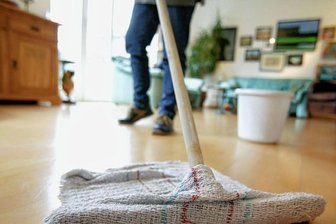 Peinliche Panne: Millionenauftrag für Schulreinigung vorerst geplatzt - Eine Reinigungskraft putzt mit einem sogenannten Aufnehmer den Boden. Im Vogtlandkreis sollten Aufträge für sieben Schulen vergeben werden. Doch die Verwaltungsvorlage ist fehlerhaft.