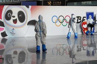 Peking zwischen Prunk und Pandemie: Olympia erneut im Zeichen von Corona - Bilder von Mitarbeitern in weißer Schutzkleidung wie auf dem Flughafen werden bei den Winterspielen in Peking allgegenwärtig sein.