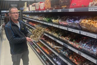 Pelmeni, Romaschka, Kaviar: Was gibt es im Osteuropa-Laden in Chemnitz? - Filialleiter Sergej Bitner vor dem meterlagen Regal mit Konfekt.