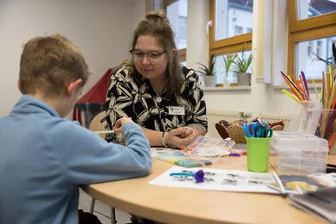 Pendeln im Vogtland: Klinikschulleiter gelingt Spagat - Priscilla Schmeling ist Erzieherin in der Kinder-Tagesklinik.