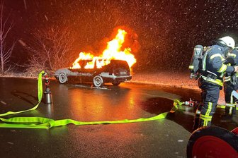 Pendlerparkplatz an A 72 bei Penig: Kriminelle brechen Auto auf und zünden es an - Als die Feuerwehr am Einsatzort nahe der A 72 bei Penig eintraf, löschten sie sofort den brennenden Kombi.