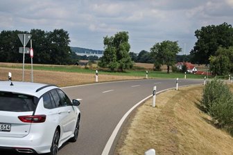 Pendlerstrecke in Mülsen wird für 15 Monate zur Sackgasse - Künftig wird die Crossener Straße nach dem Kreisverkehr links (kurz hinter den Verkehrsschildern) abbiegen, um den Obstbaum (Bildmitte) herumführen und bis nach den Ortsausgang Berthelsdorf deutlich breiter sowie übersichtlicher gebaut werden.