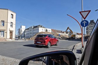 Pendlerstrecke zwischen Glauchau und Meerane: Verkehr rollt nur in eine Richtung über XXL-Kreuzung - Blick auf die Baustelle an der Chemnitzer Straße in Meerane: Der Bagger ist seit Montag wieder im Einsatz