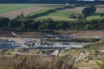 Penig: Ausblick auf 17,5 weitere Jahre Kiessandtagebau und Einblick in den Tagebau - Erstmals lädt der Betreiber des Kiessandtagebaus zu einem Tag der offenen Tür in Niedersteinbach ein.