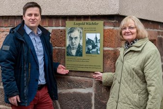 Penig erinnert an Grafiker - Bürgermeister André Wolf (links) mit Karsta Hoenicke.