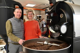 Penig hat einen eigenen Kaffee: Wo gibt es ihn und wie schmeckt er? - Karsten und Manja Hübner können am neuen Standort in der Lunzenauer Straße selbst Kaffee rösten - auch den Peniger Kaffee.