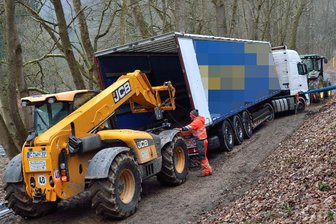 Penig: Laster bleibt im Wald stecken -