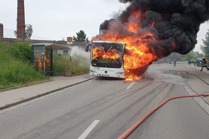 Penig: Linienbus brennt aus - 