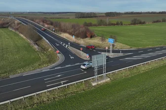 Penig: Rätselhafte Unfallserie an der Anschlussstelle Rochlitz der A 72 - Die Anschlussstelle Rochlitz der A 72 von oben: Fast immer kommt es beim Linksabbiegen zu Unfällen. Der Gegenverkehr wird in der gut einsehbaren Stelle übersehen. Liegt das an der kurzen Rechtsabbiegespur?