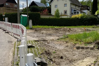 Penig rüstet auf: Bessere Versorgung mit Löschwasser durch Zisternen und Teiche - Die bisherige Zisterne ist verschwunden, nun entsteht an der Stelle im Peniger Ortsteil Thierbach ein neues unterirdisches Wasserreservoir.