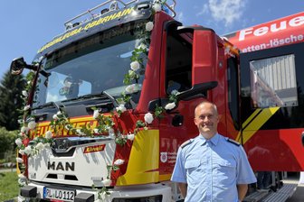 Penig: Schlüsselübergabe für neues Feuerwehrgerätehaus - Ortswehrleiter Ronny Poppitz vor dem neuen Feuerwehrfahrzeug.