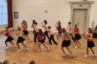 Penig: Schüler bringen Wichtel-Theaterstück vor Weihnachten auf die Bühne - Die Proben für das Weihnachtsprogramm des Peniger Gymnasiums laufen auf Hochtouren.