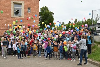 Penig: Viele bunte Luftballons zum Abschied der Viertklässler - Jede Menge Luftballons sind am Freitag in den Himmel über Penig aufgestiegen.